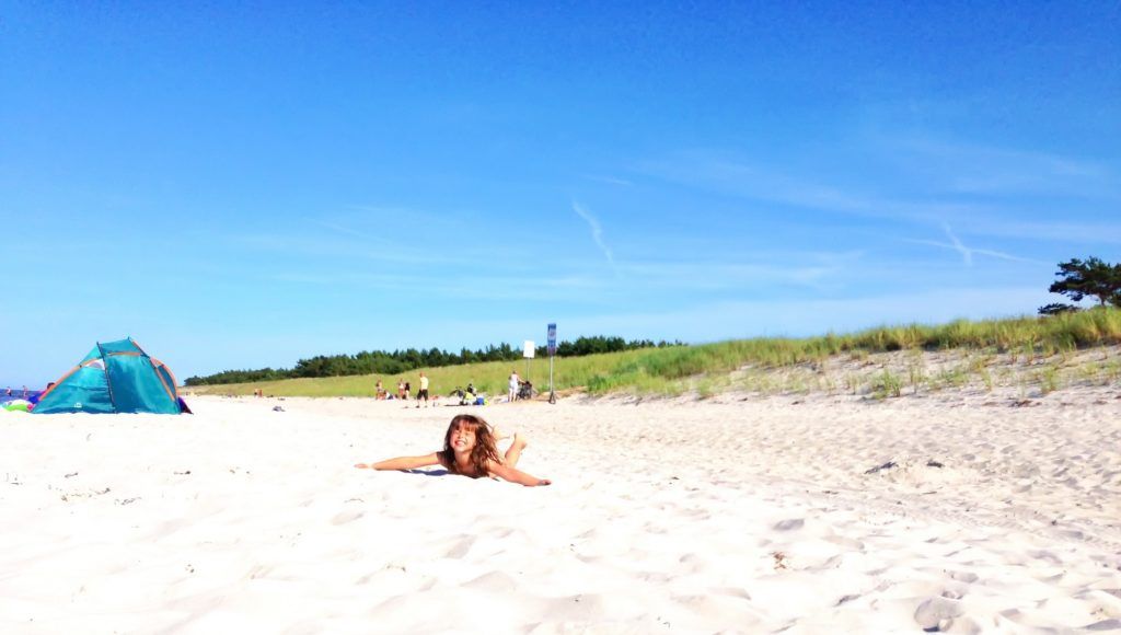 Mädchen spielt im Ostseesand, Strandaufgang Ostseebad Prerow