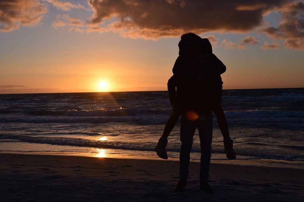 Verliebtes Pärchen am Strand - Valentins-Wochenende